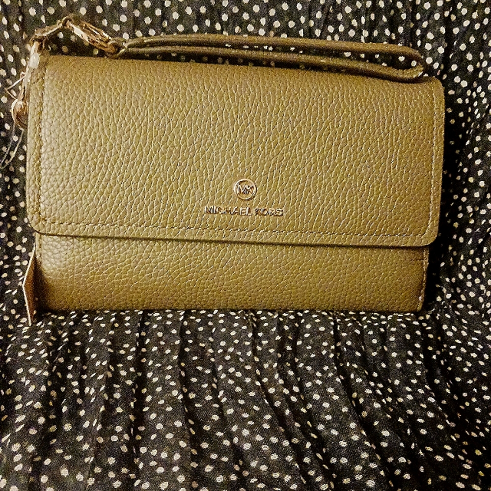 Michael Kors Jet Set Lg wristlet in Olive